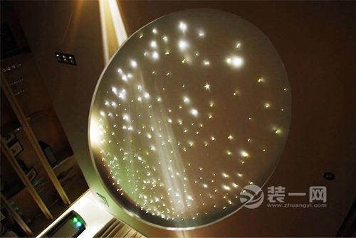 南阳婚房装修：现代装修风格效果图客厅吊灯